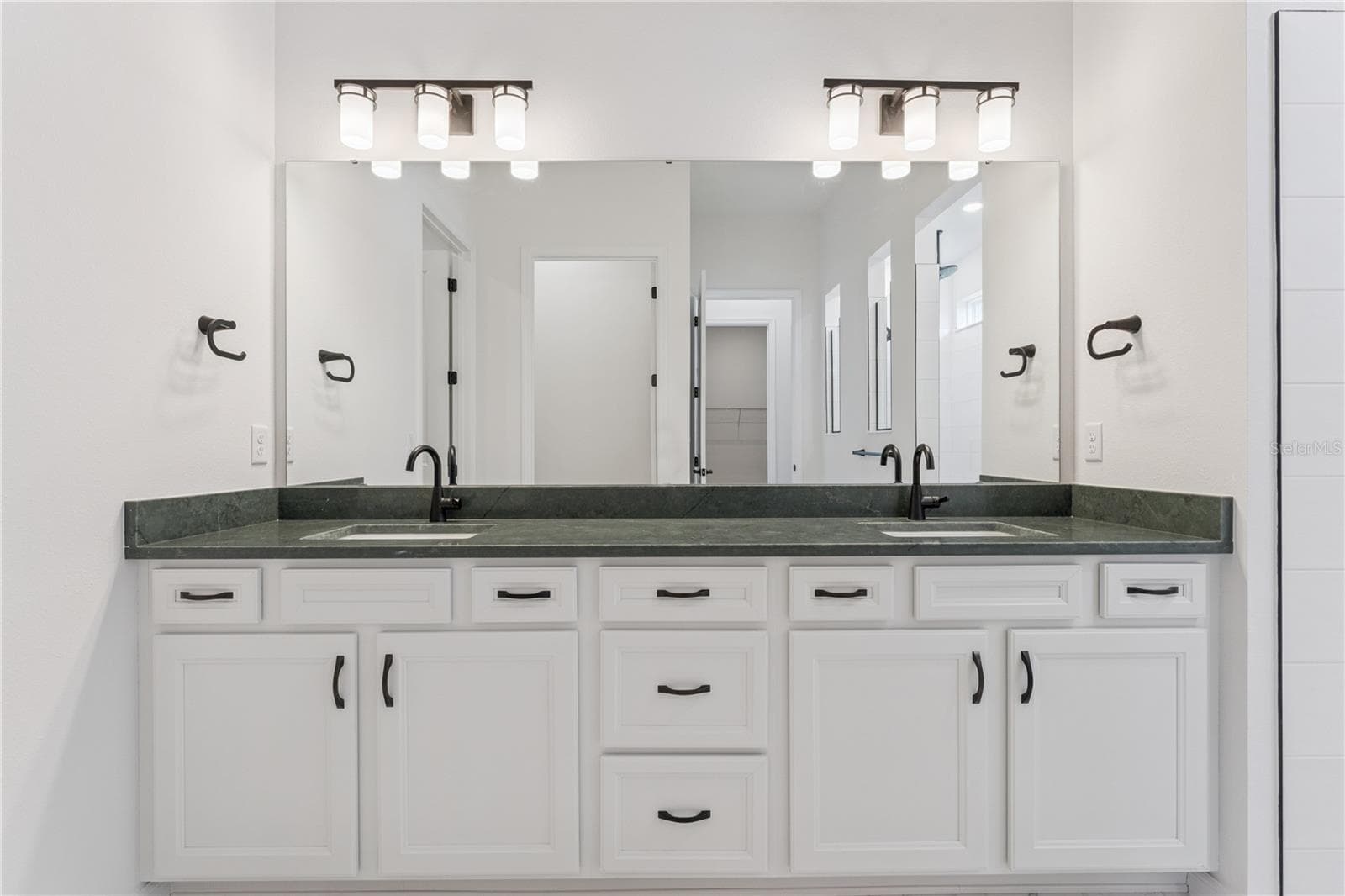 BEAUTIFUL LIGHTING - 1552 SKYLINE HEIGHTS CIR, MINNEOLA