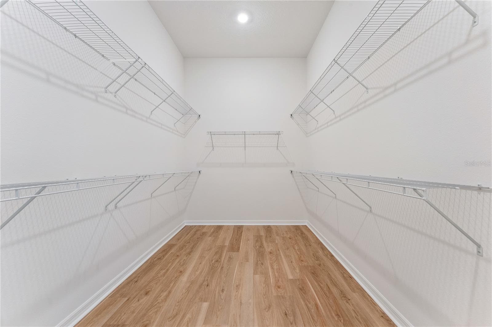 SPACIOUS WALK-IN - 1552 SKYLINE HEIGHTS CIR, MINNEOLA