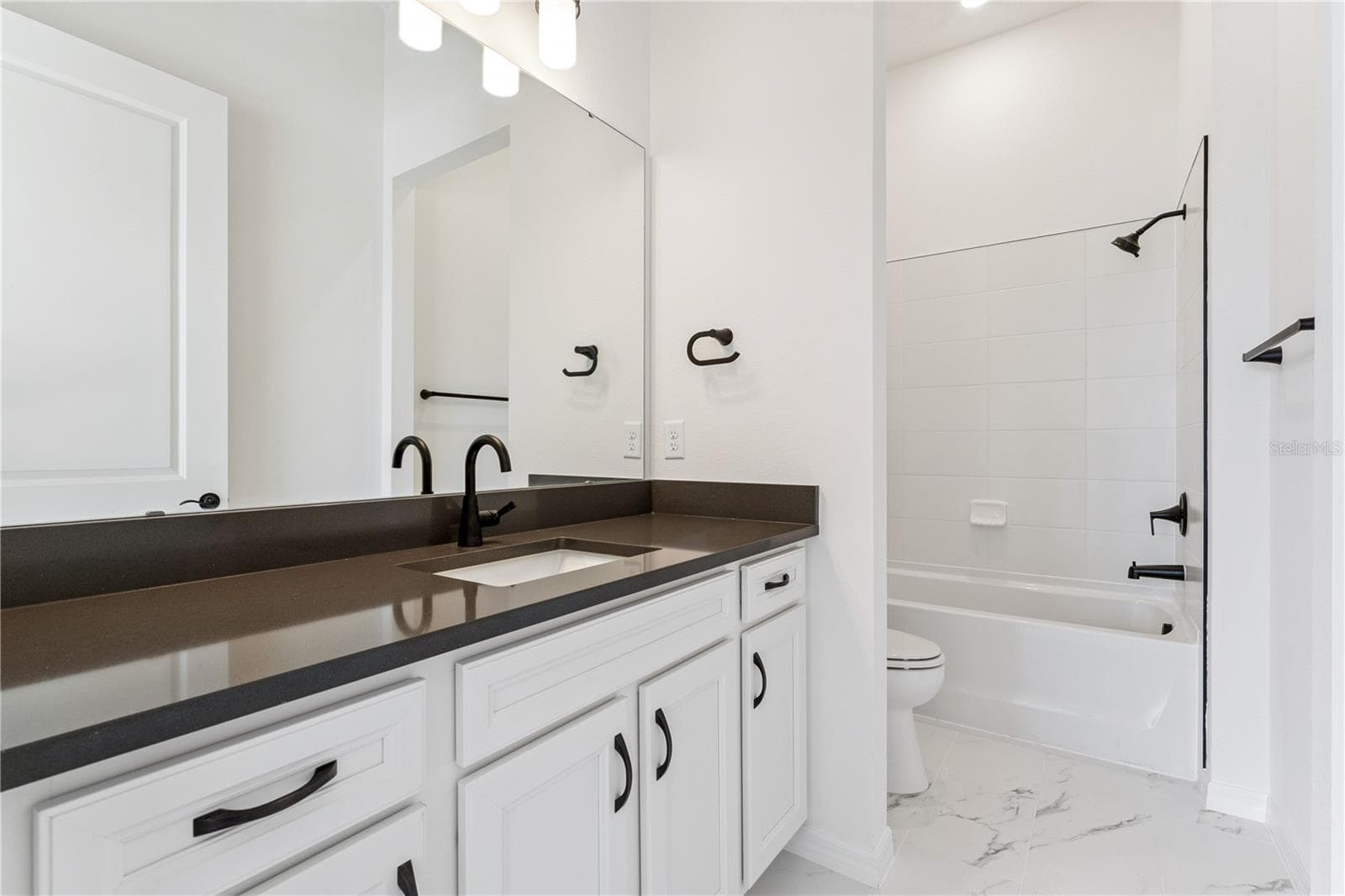 SECONDARY BATH UP-GRADED CABINETRY - 1552 SKYLINE HEIGHTS CIR, MINNEOLA