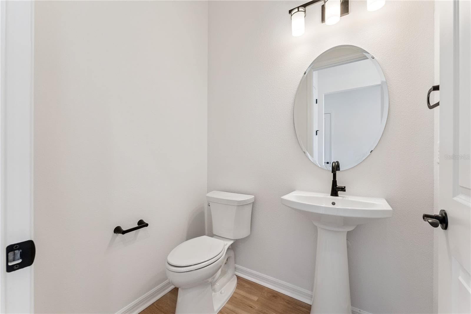 POWDER BATH UP-GRADED PEDESTAL SINK - 1552 SKYLINE HEIGHTS CIR, MINNEOLA