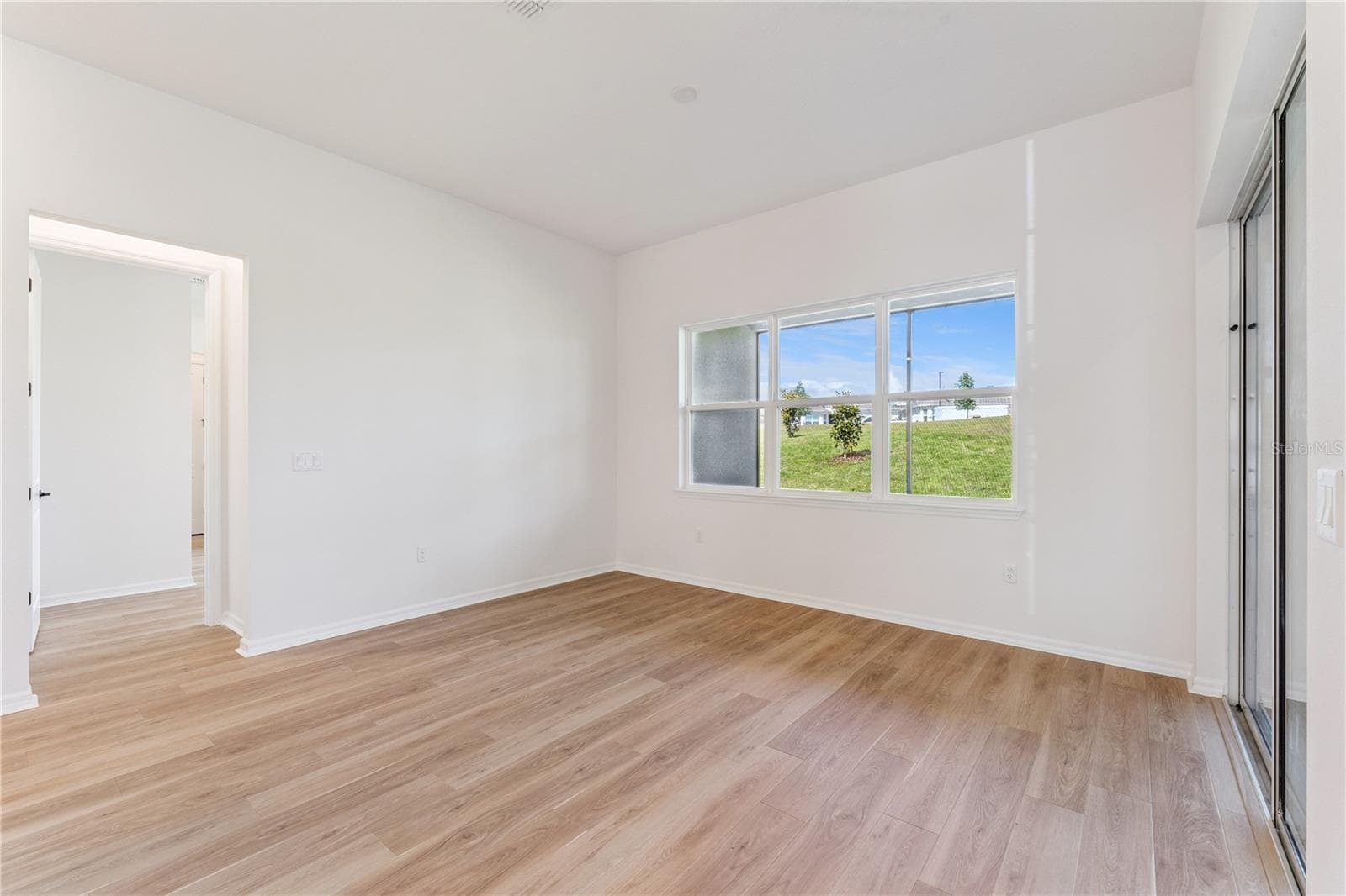 WIDE PLANKED LUXURY VINYL FLOORING - 1552 SKYLINE HEIGHTS CIR, MINNEOLA