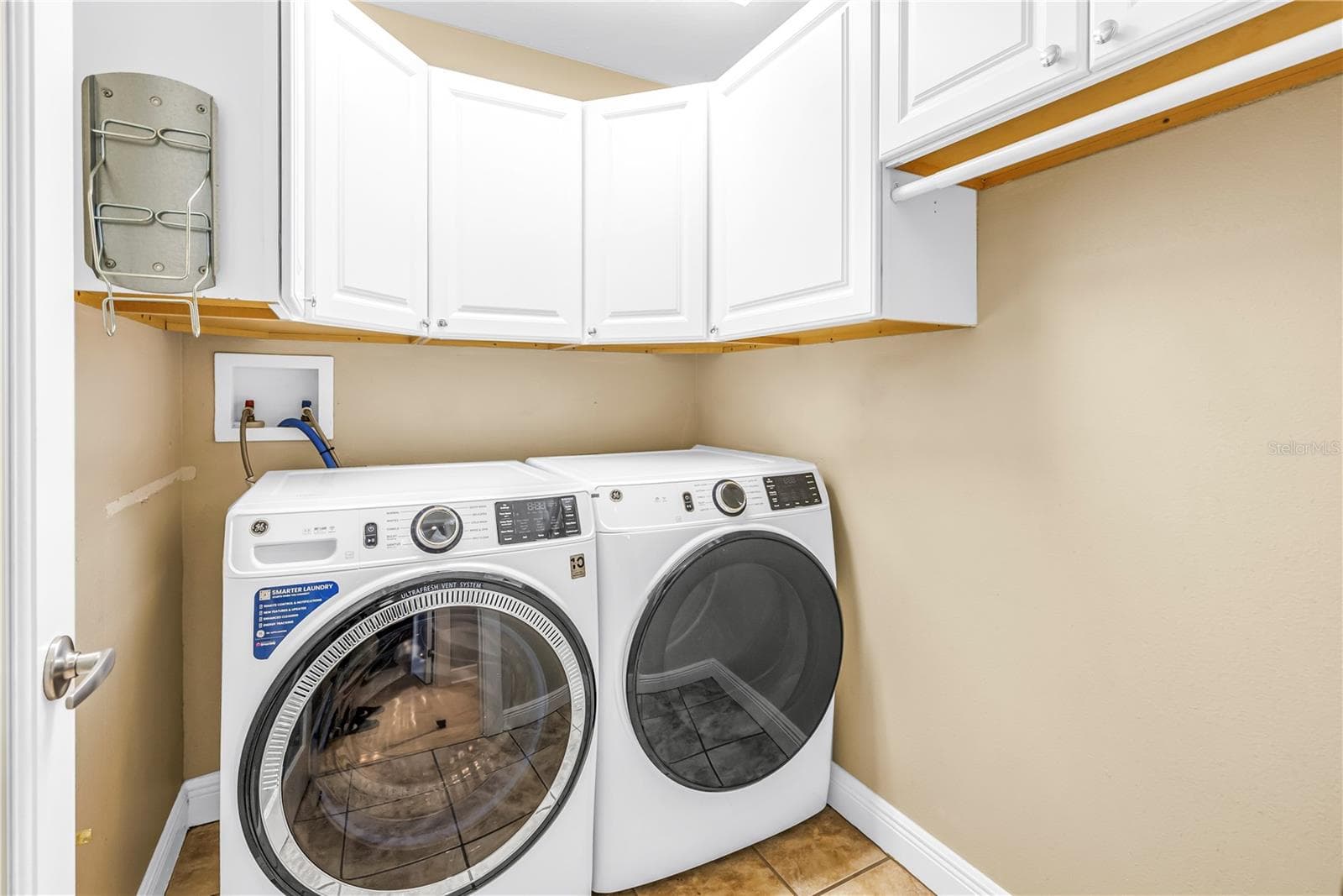 Laundry room with storage cabinetry - 409 BARCELONA DR, ST PETERSBURG