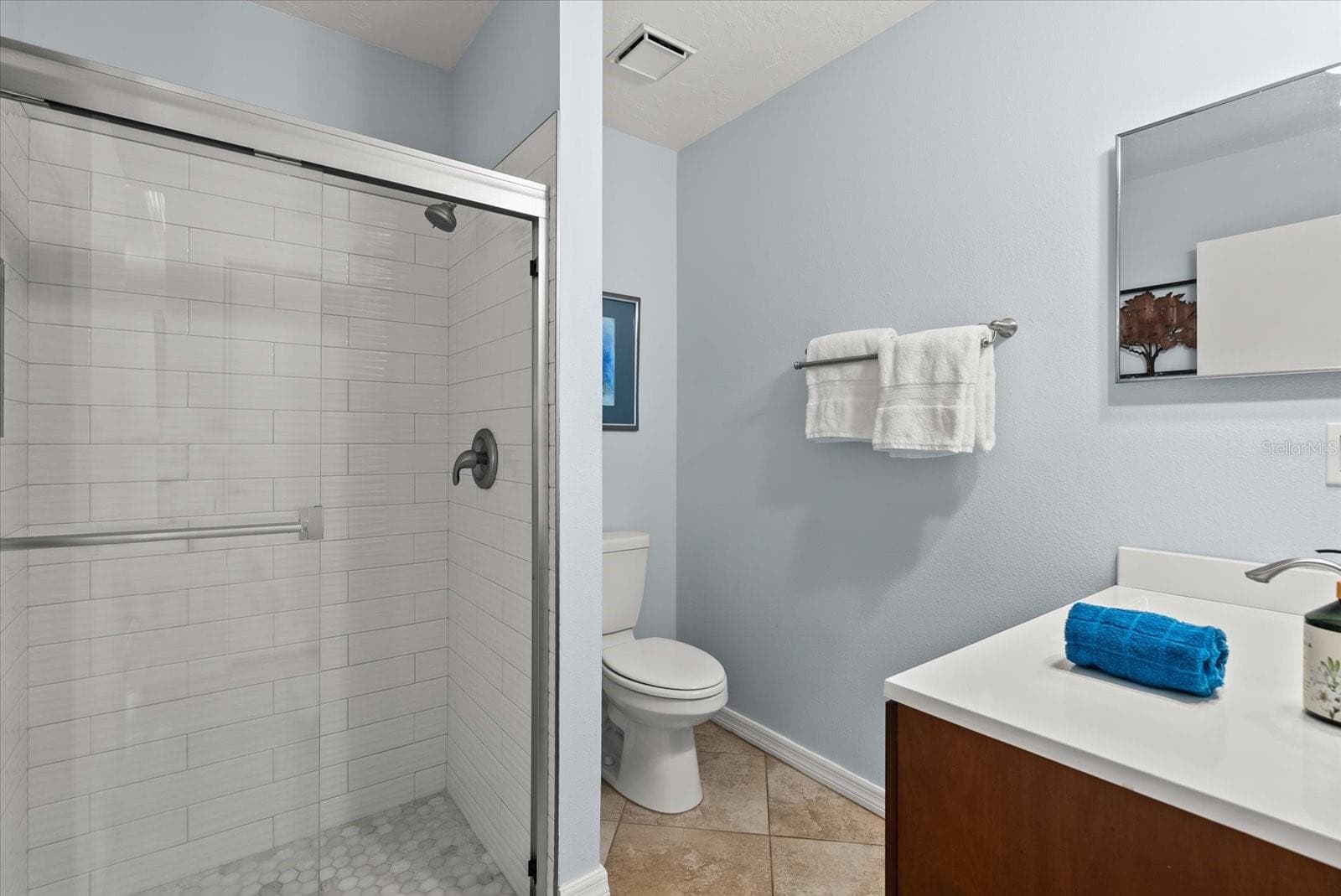 Newer Guest Bath with custom tile in shower. - 2723 60TH AVENUE DR W #2723, BRADENTON