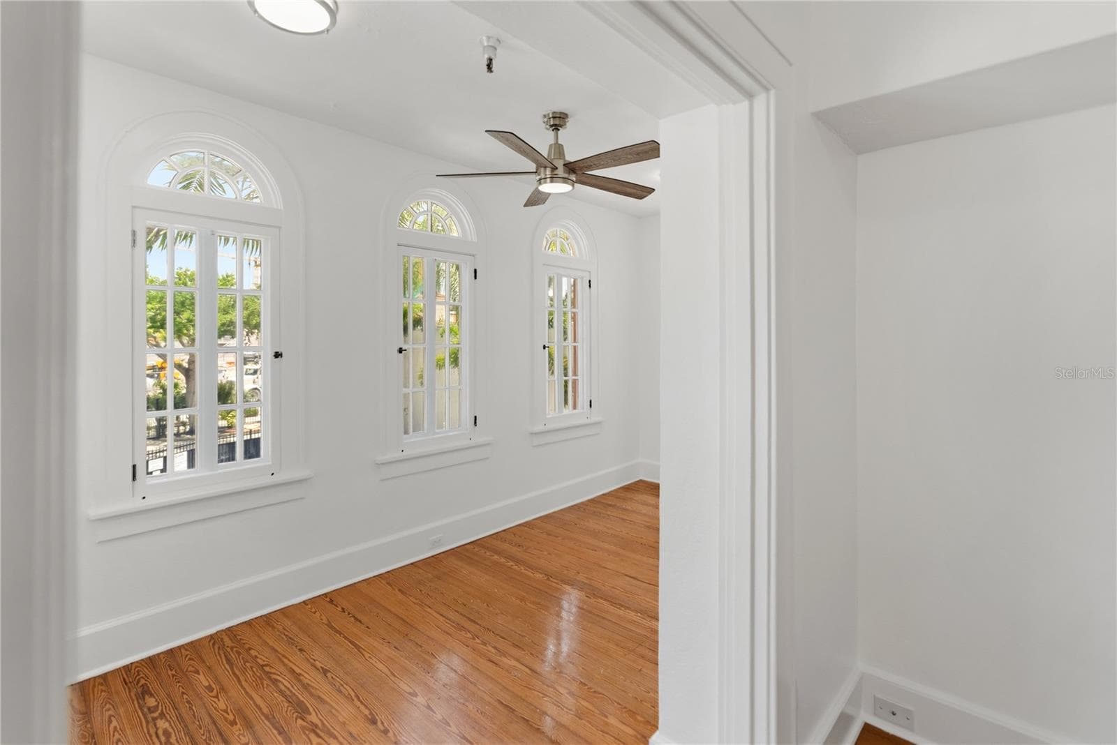 View into sunroom from living room - 1221 N PALM AVE #202, SARASOTA