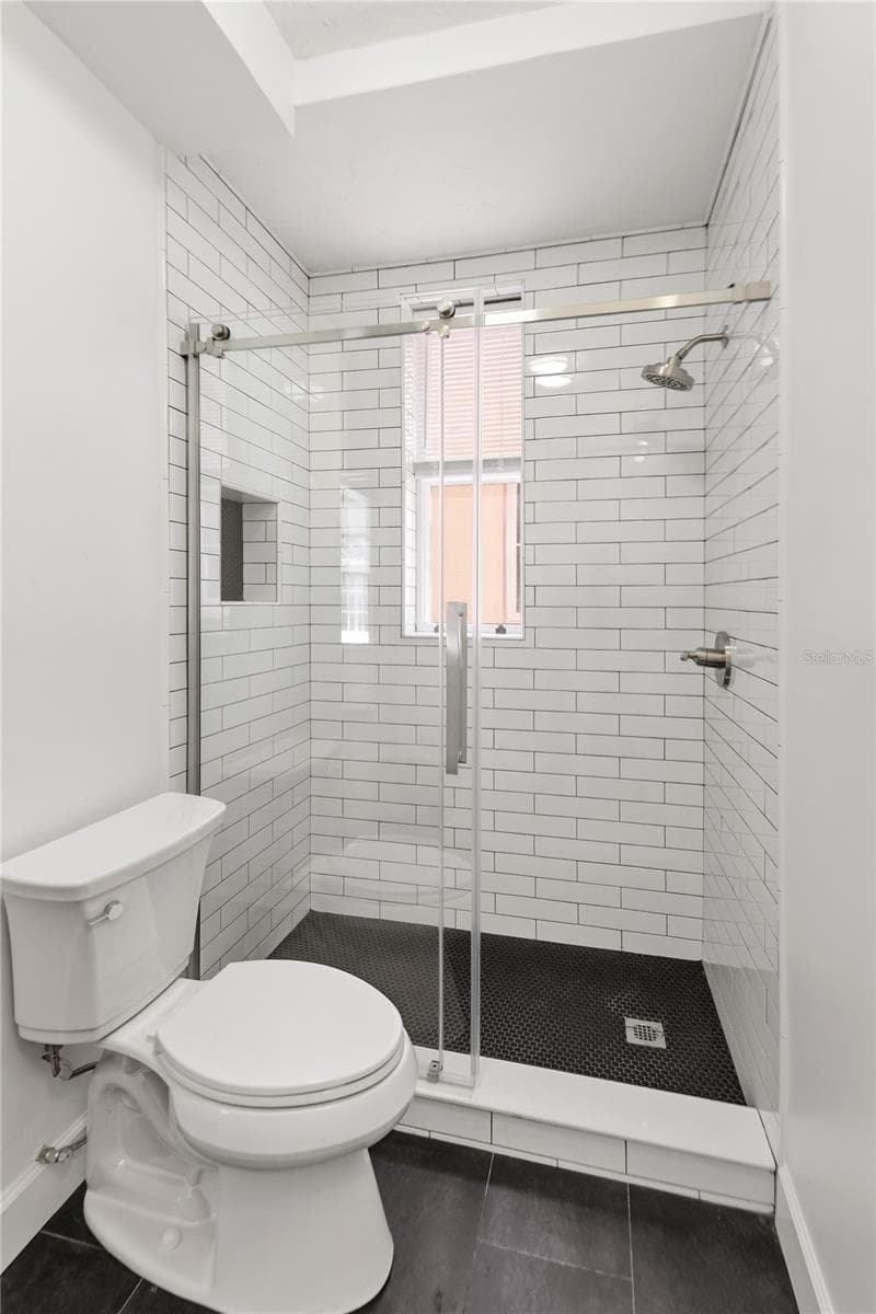 Beautifully remodeled bathroom - 1221 N PALM AVE #202, SARASOTA