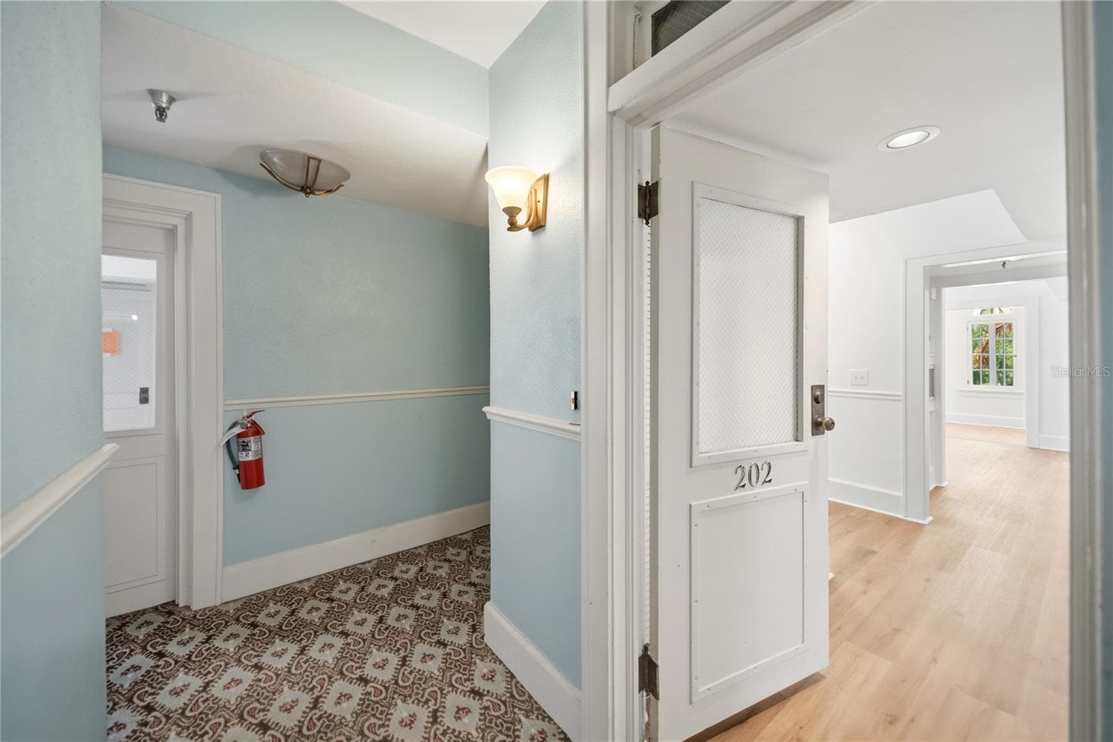 Charming and inviting hallways - 1221 N PALM AVE #202, SARASOTA
