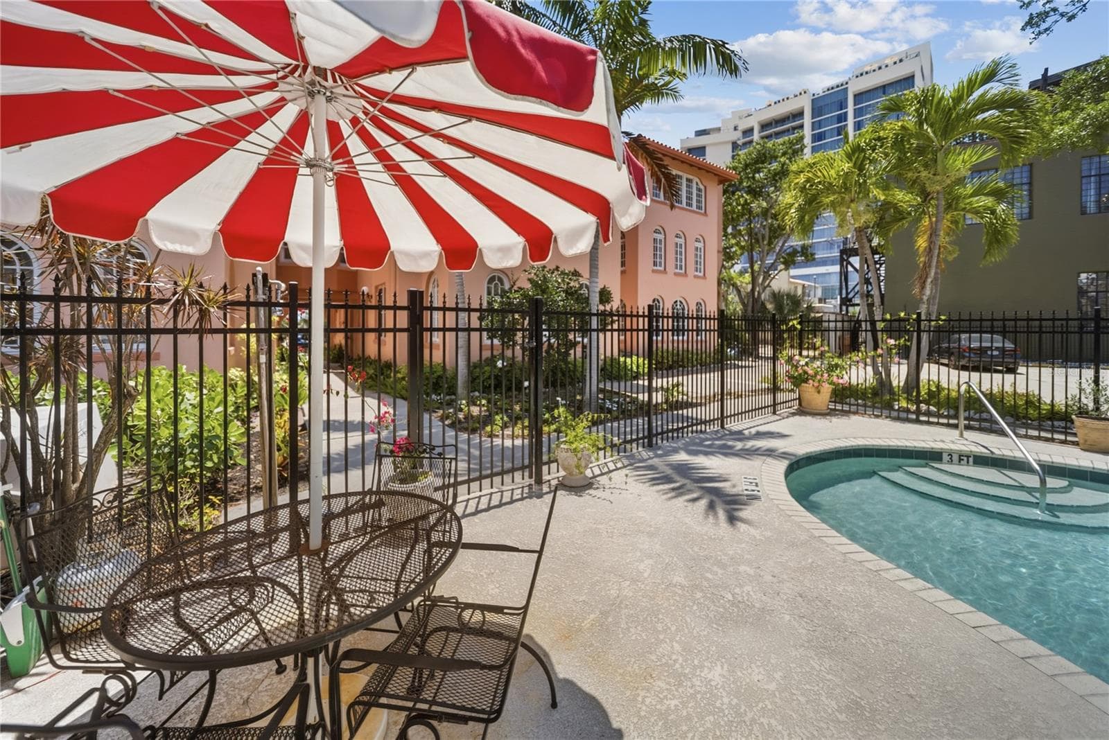 Pool and barbecue area - 1221 N PALM AVE #202, SARASOTA