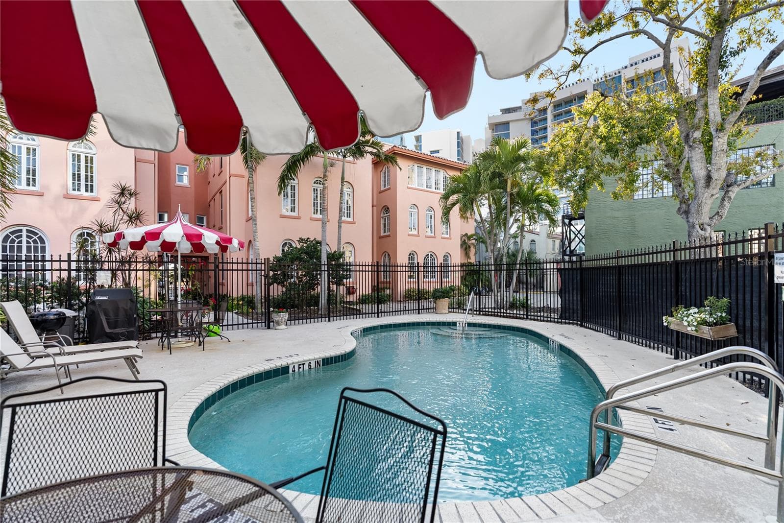 Pool and barbecue area - 1221 N PALM AVE #202, SARASOTA