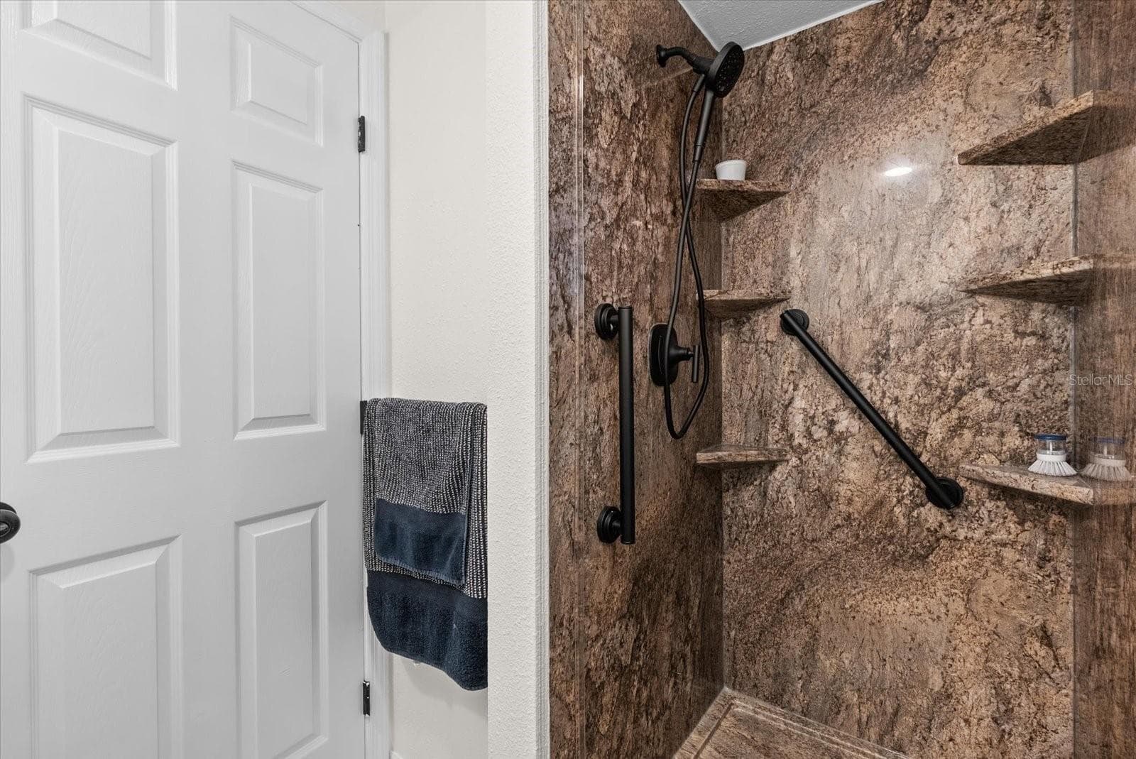 Guest shower - 2146 SOCIETY DR, HOLIDAY