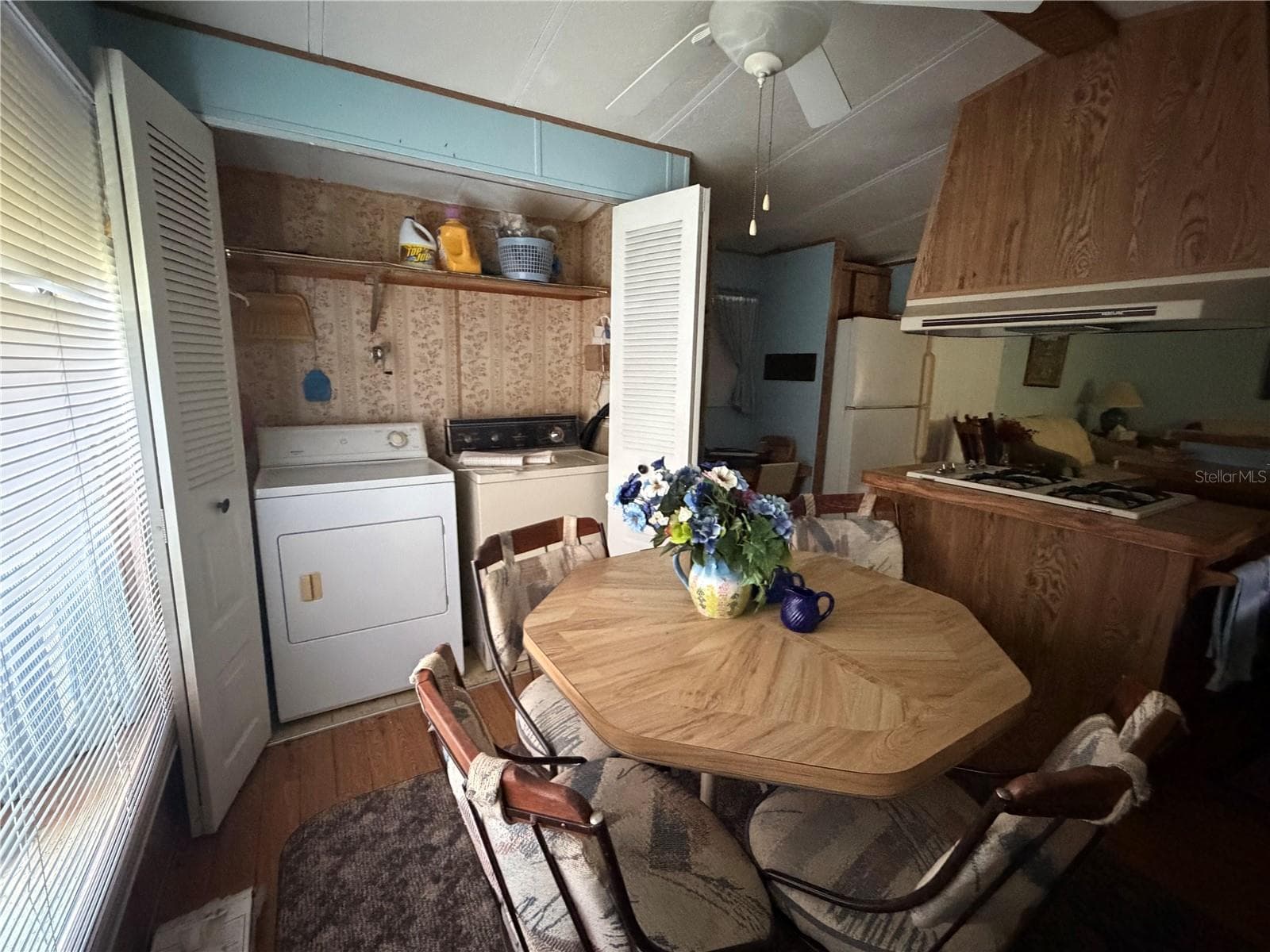 Kitchen showing washer and dryer - 13440 PALM DR #7, ASTATULA