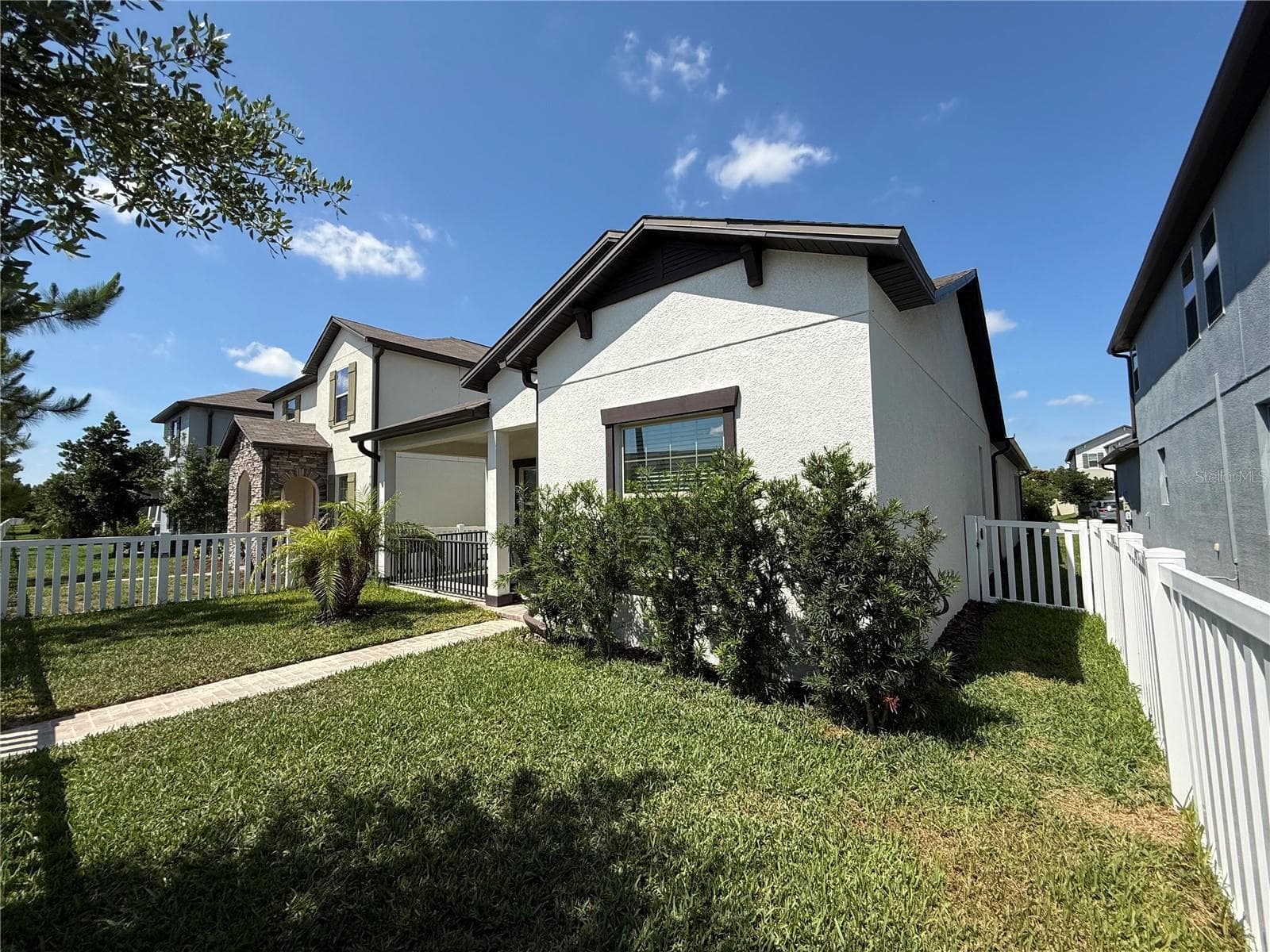Side of the home with vinyl enclosed fencing - 9601 FLOURISH DR, LAND O LAKES