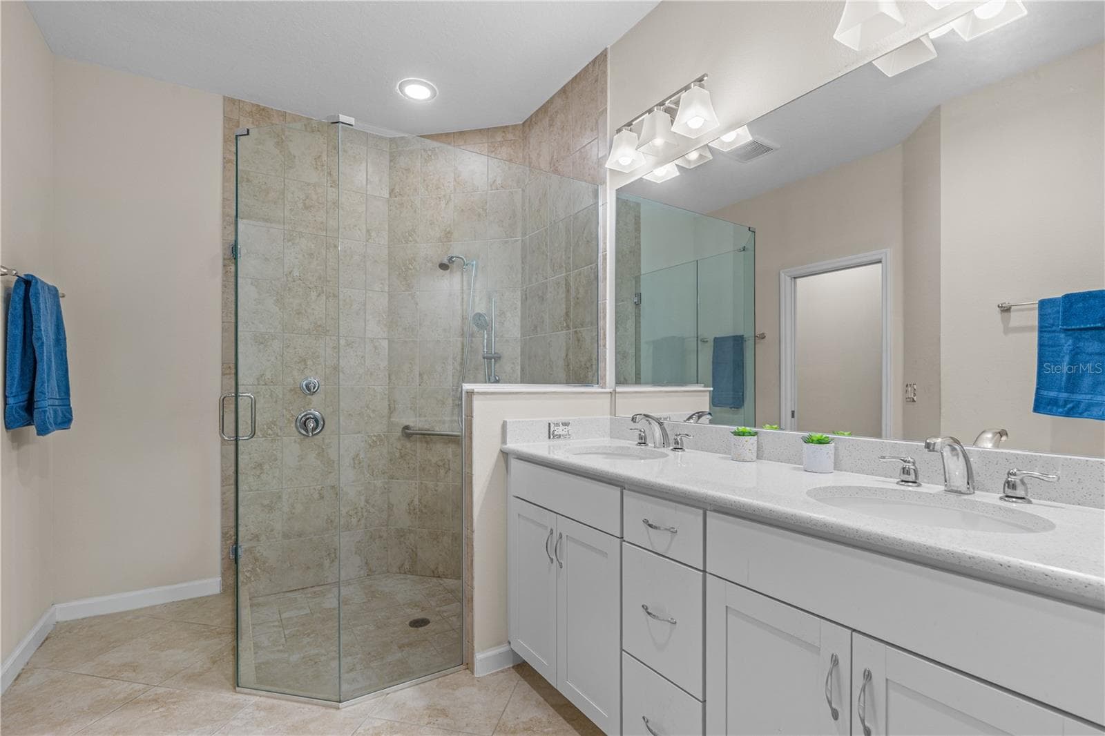 Ensuite With 2 Sinks & Step in Shower - 466 MARGARITAVILLE AVE, DAYTONA BEACH