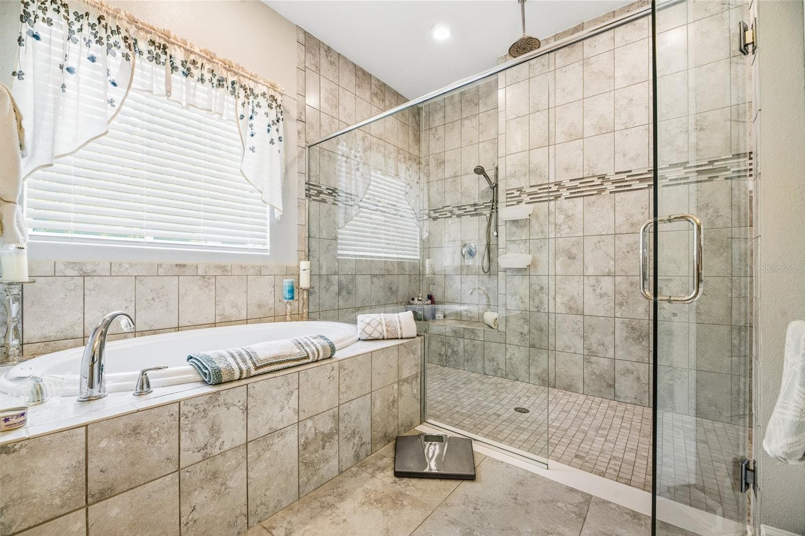 Beautiful  Upgraded Tile Work Surrounds your bathroom experience - 31 OLIVINE CT, ST AUGUSTINE