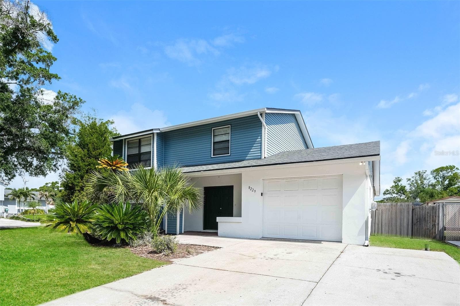 Single Family Residence at 8229 MALVERN CIR, TAMPA, photo 2 of 22