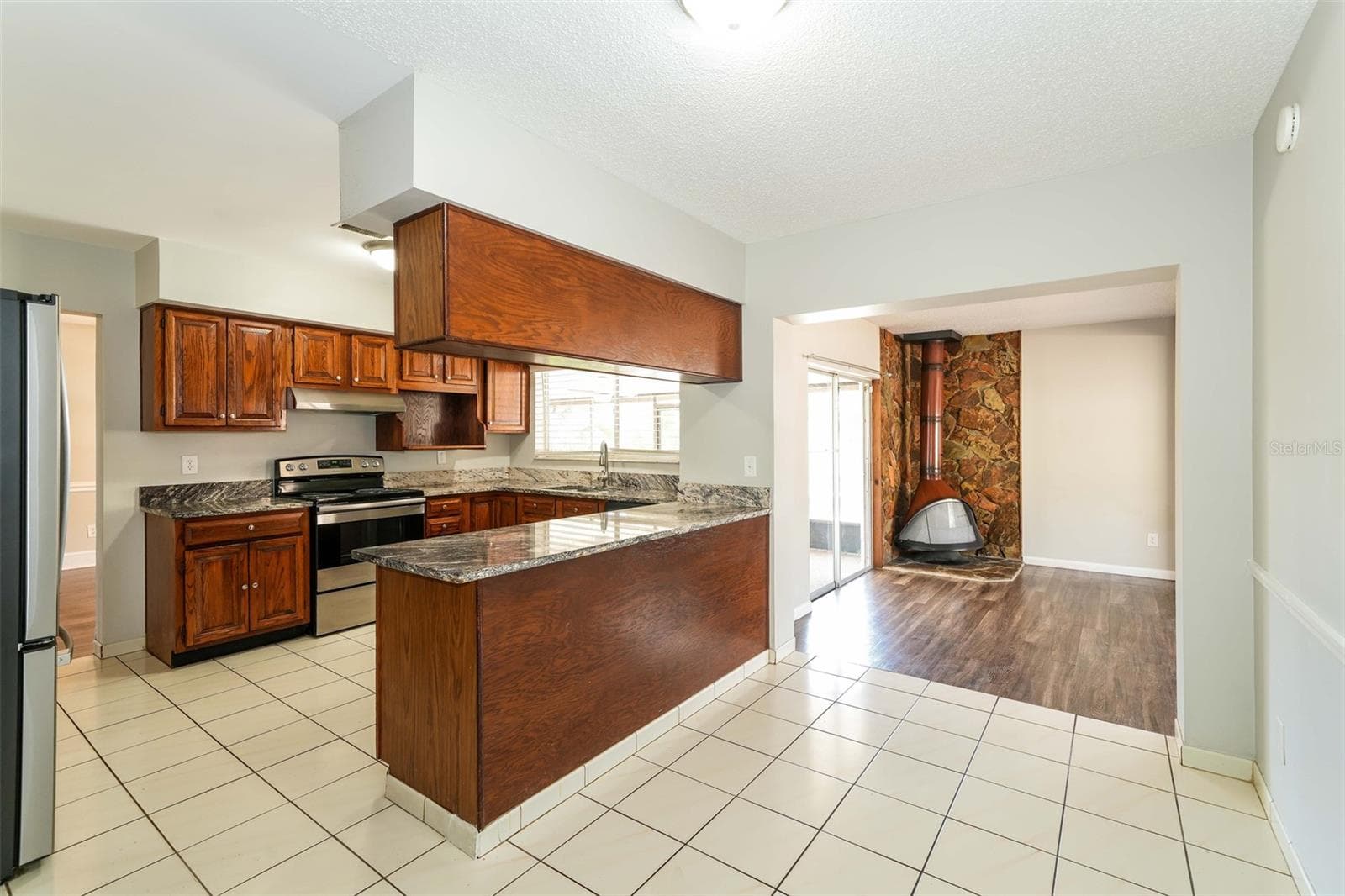 Single Family Residence at 8229 MALVERN CIR, TAMPA, photo 10 of 22
