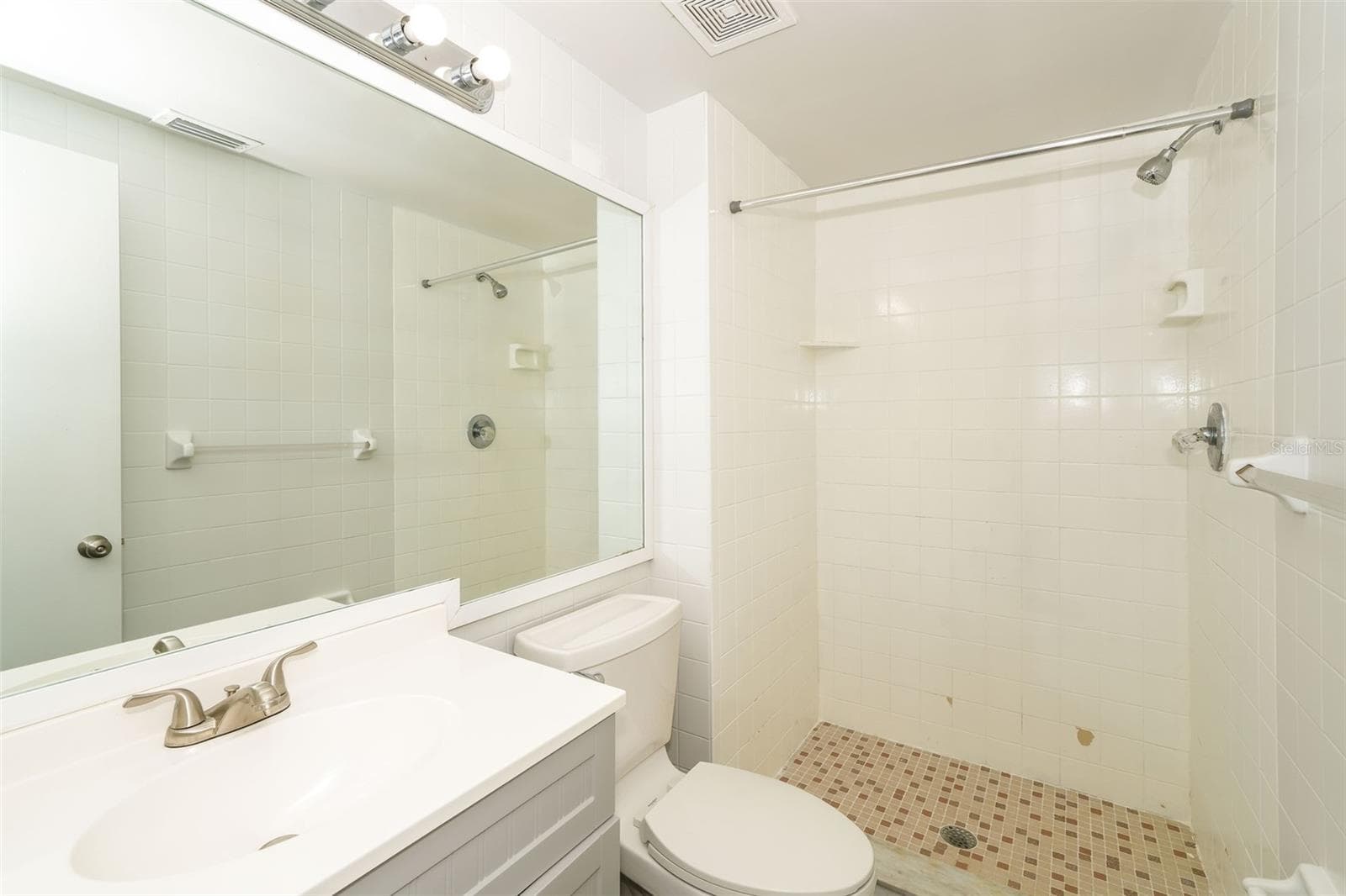 Single Family Residence at 8229 MALVERN CIR, TAMPA, photo 17 of 22