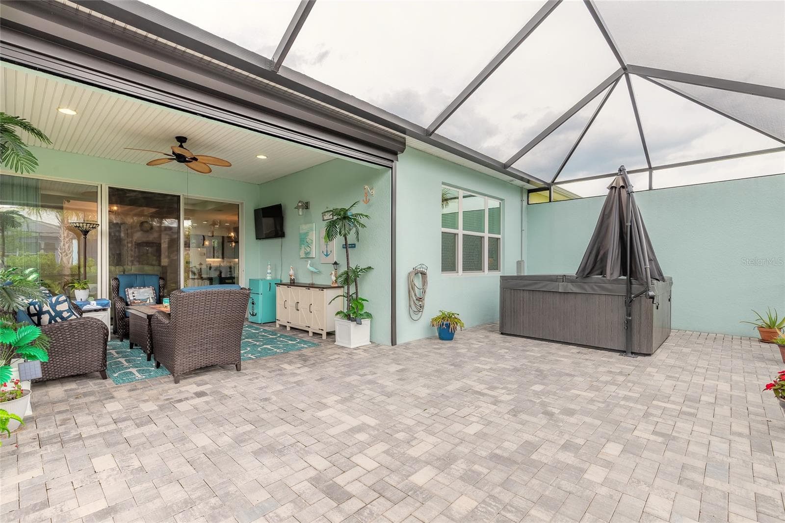 Extended lanai with 6-person hot tub and umbrella - 230 SAND BAR LN, DAYTONA BEACH
