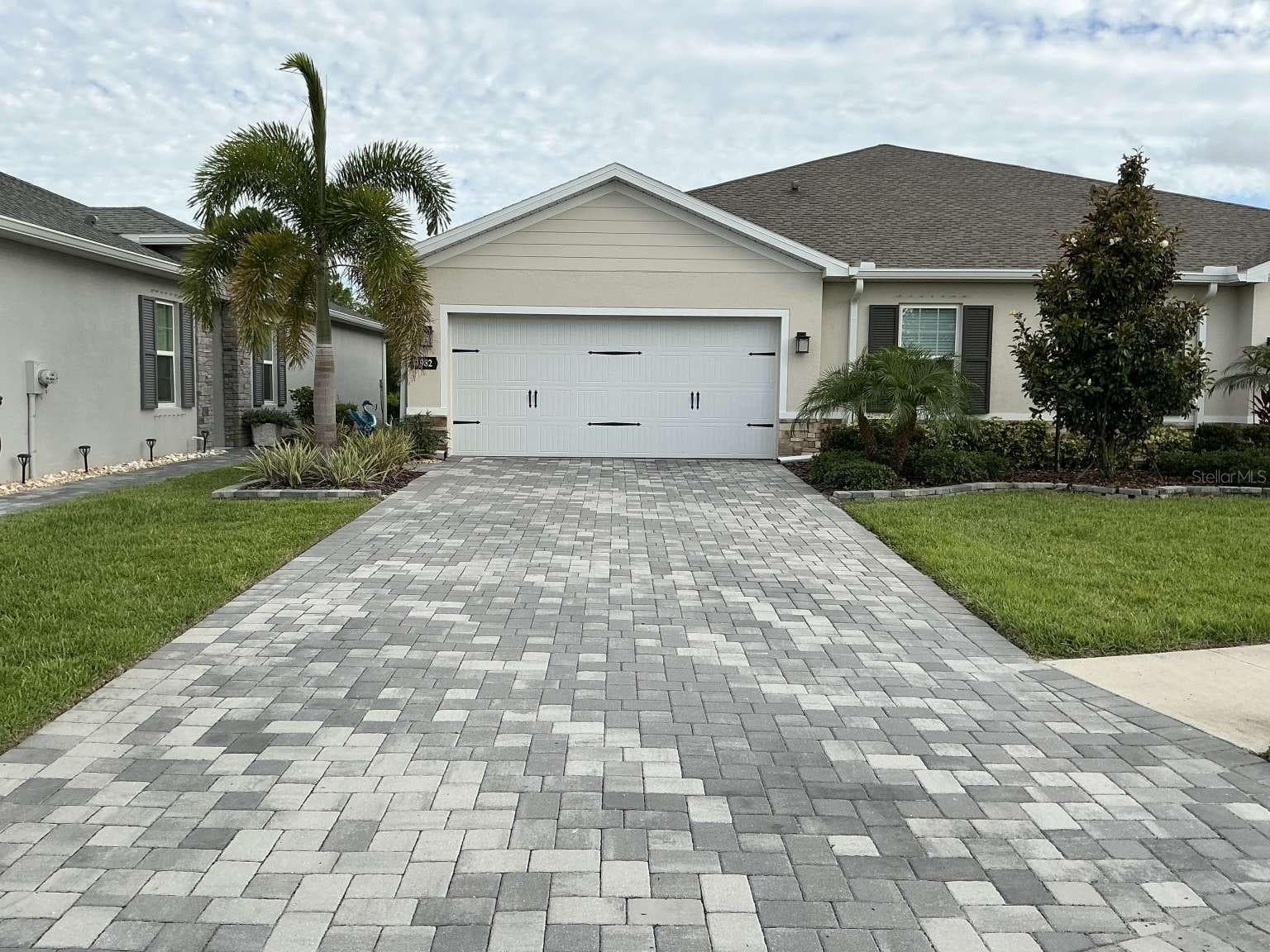 1982 W PALMS DR