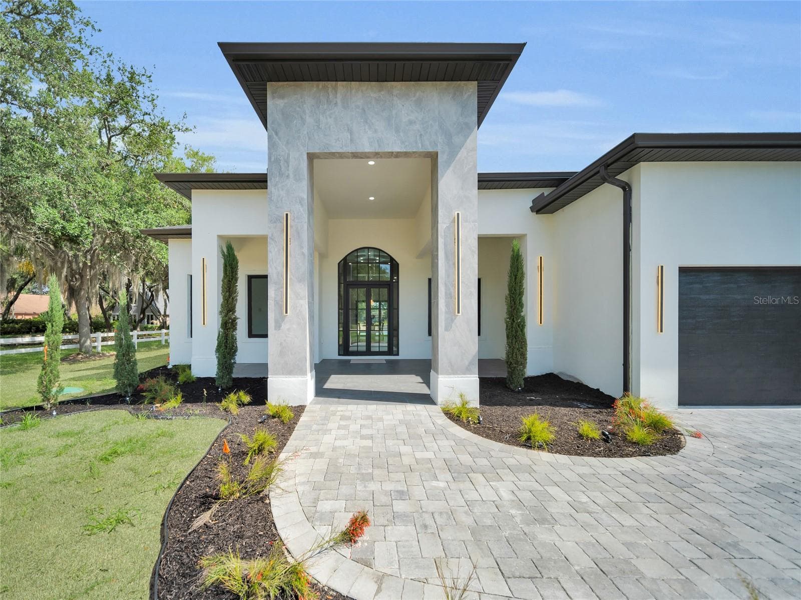 Grand covered front entry - 11241 OSWALT RD, CLERMONT