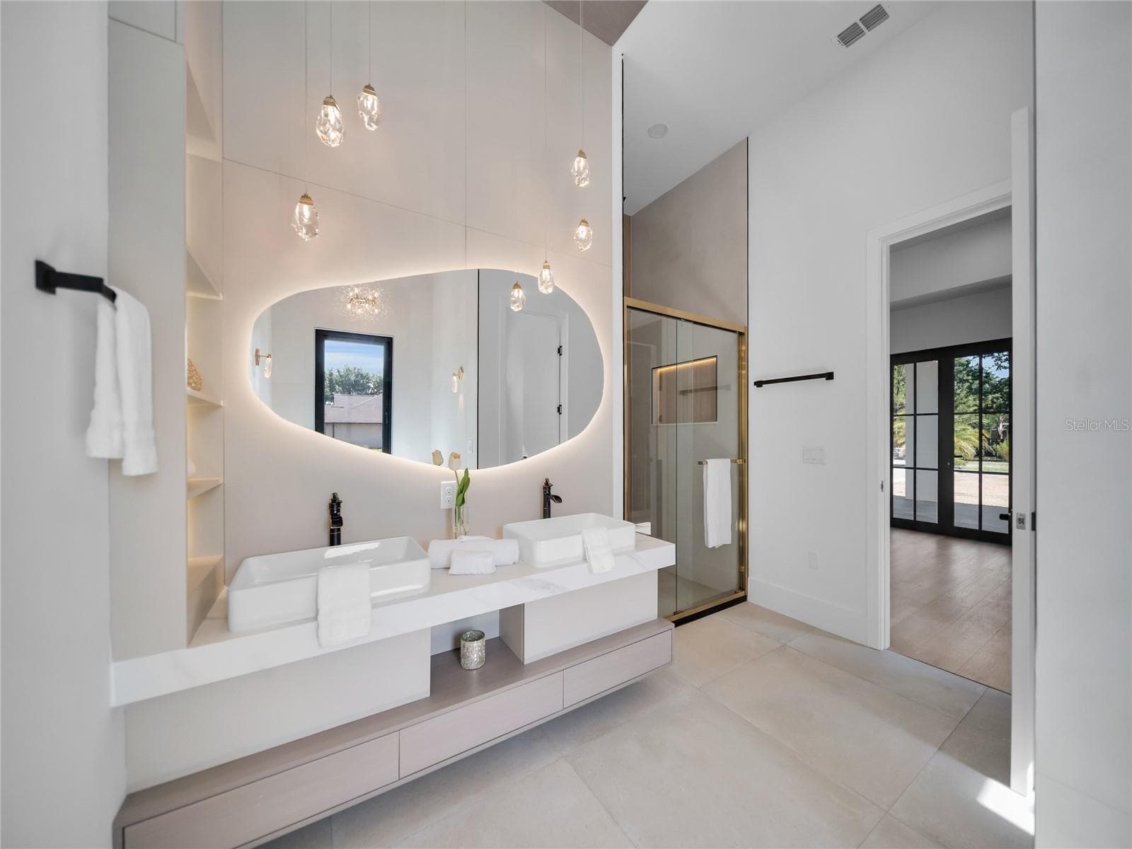 Primary bath with dual vanities and upscale finishes - 11241 OSWALT RD, CLERMONT