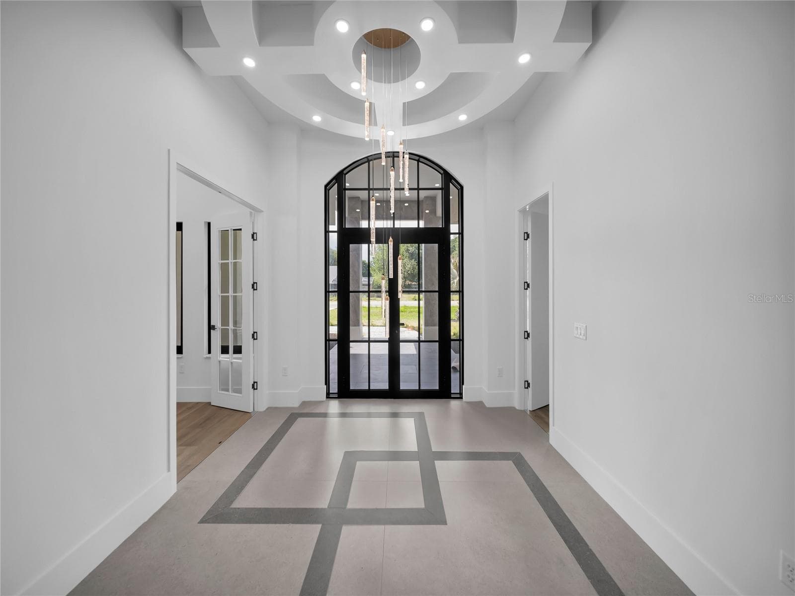 Dramatic foyer with custom ceiling detail - 11241 OSWALT RD, CLERMONT