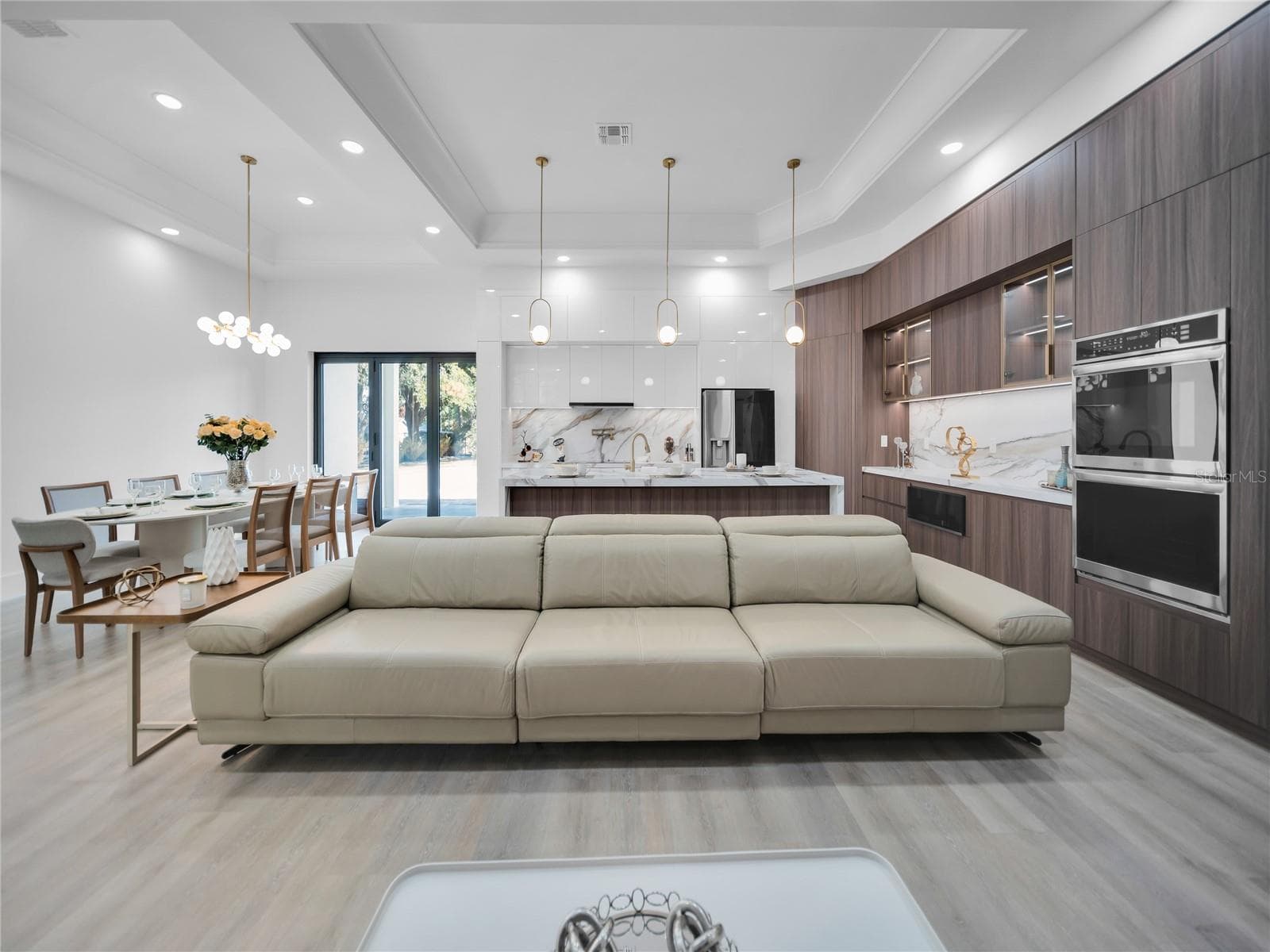 Spacious living area with custom feature wall - 11241 OSWALT RD, CLERMONT
