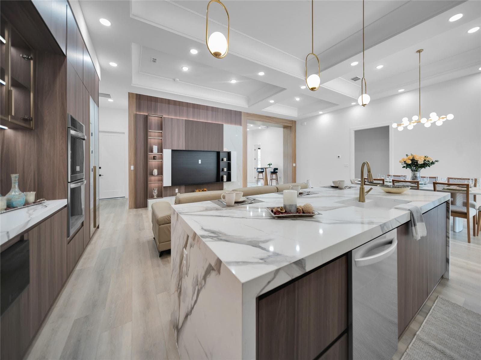 Designer kitchen with waterfall island - 11241 OSWALT RD, CLERMONT