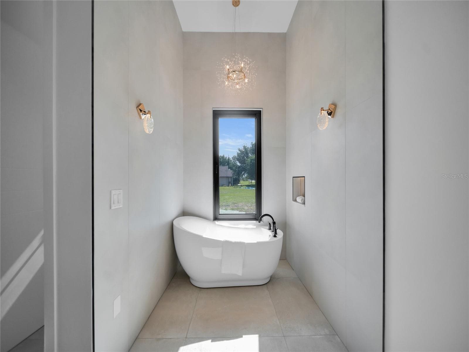 Freestanding soaking tub - 11241 OSWALT RD, CLERMONT