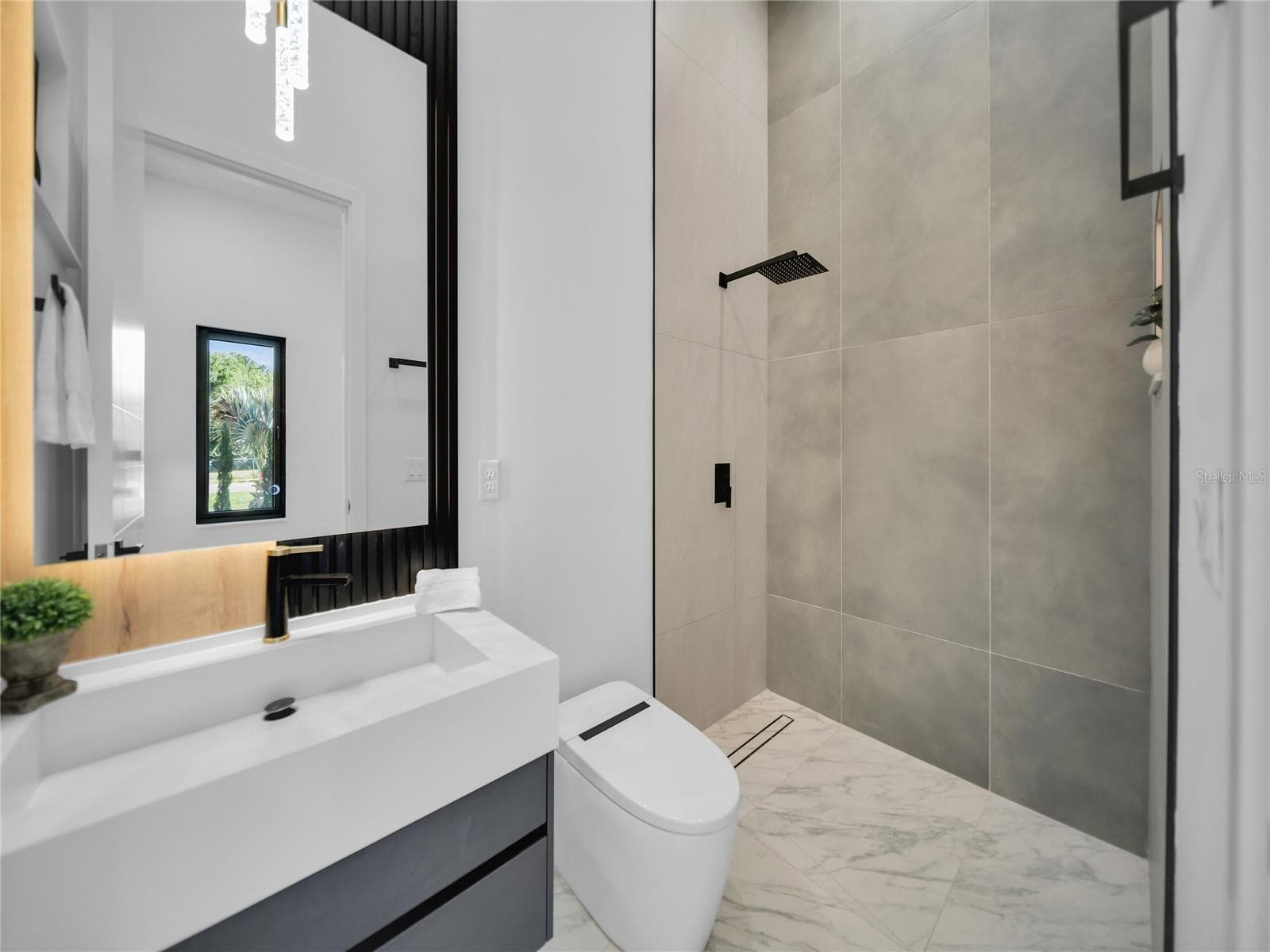Contemporary secondary bathroom - 11241 OSWALT RD, CLERMONT