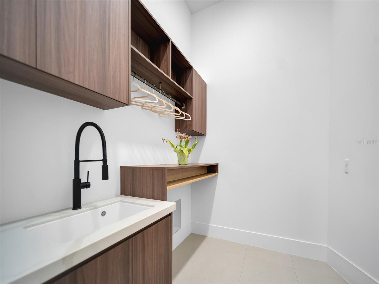 Laundry room with cabinetry and utility sink - 11241 OSWALT RD, CLERMONT
