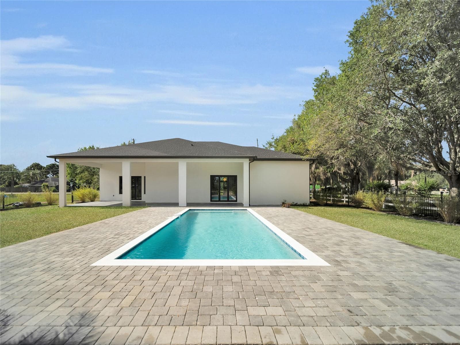 Pool with covered outdoor living access - 11241 OSWALT RD, CLERMONT