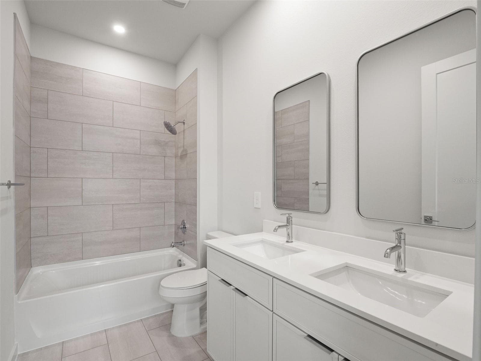 Secondary Bathroom - 454 SKYFIELD CT, LADY LAKE