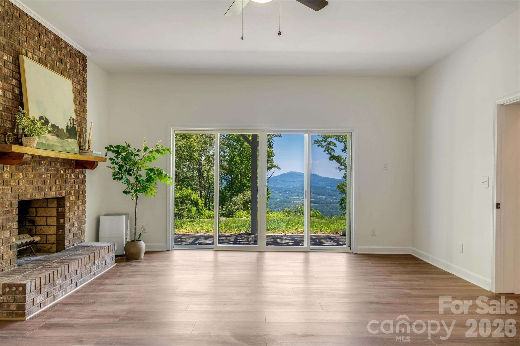 Spacious secondary bedroom with new slider doors - 69 Milburn Lane, Hendersonville