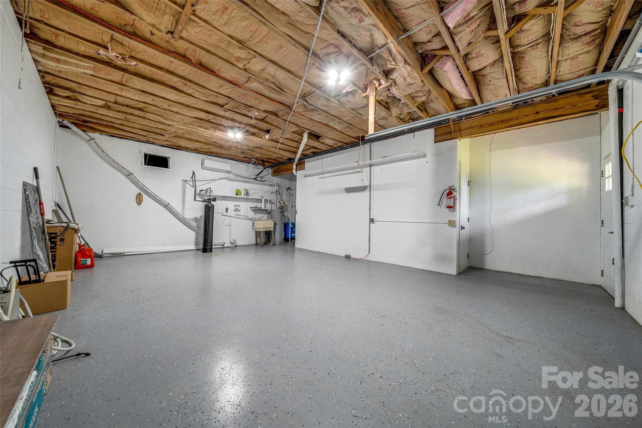 Heated and cooled 500+ sq ft garage with epoxy flooring - 69 Milburn Lane, Hendersonville