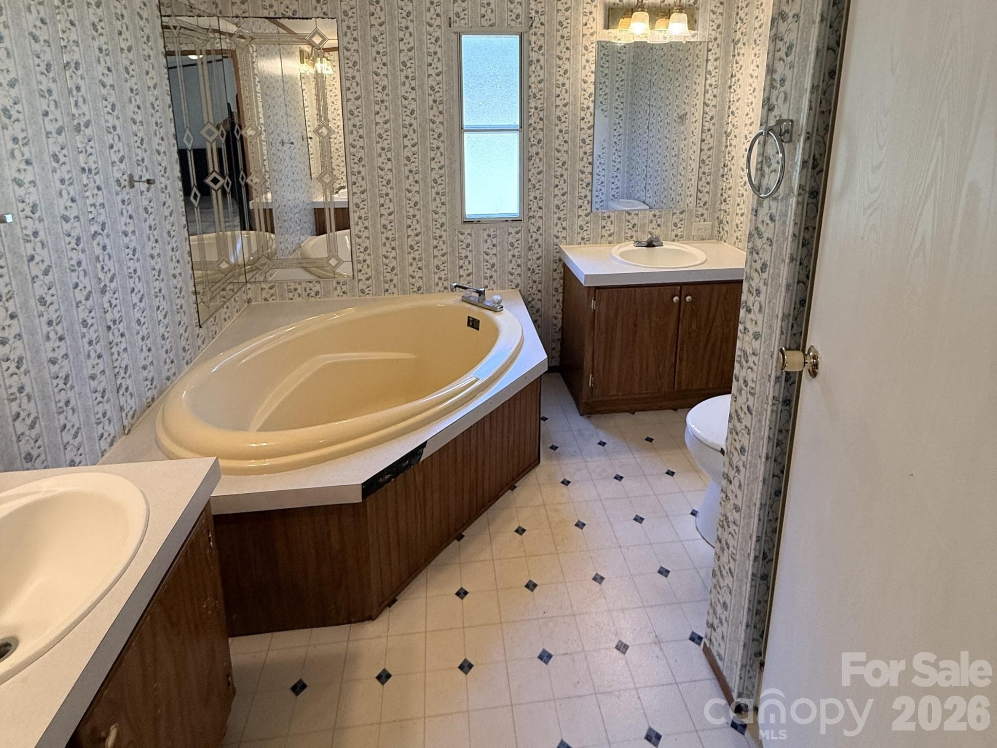 Primary Bathroom - Newton