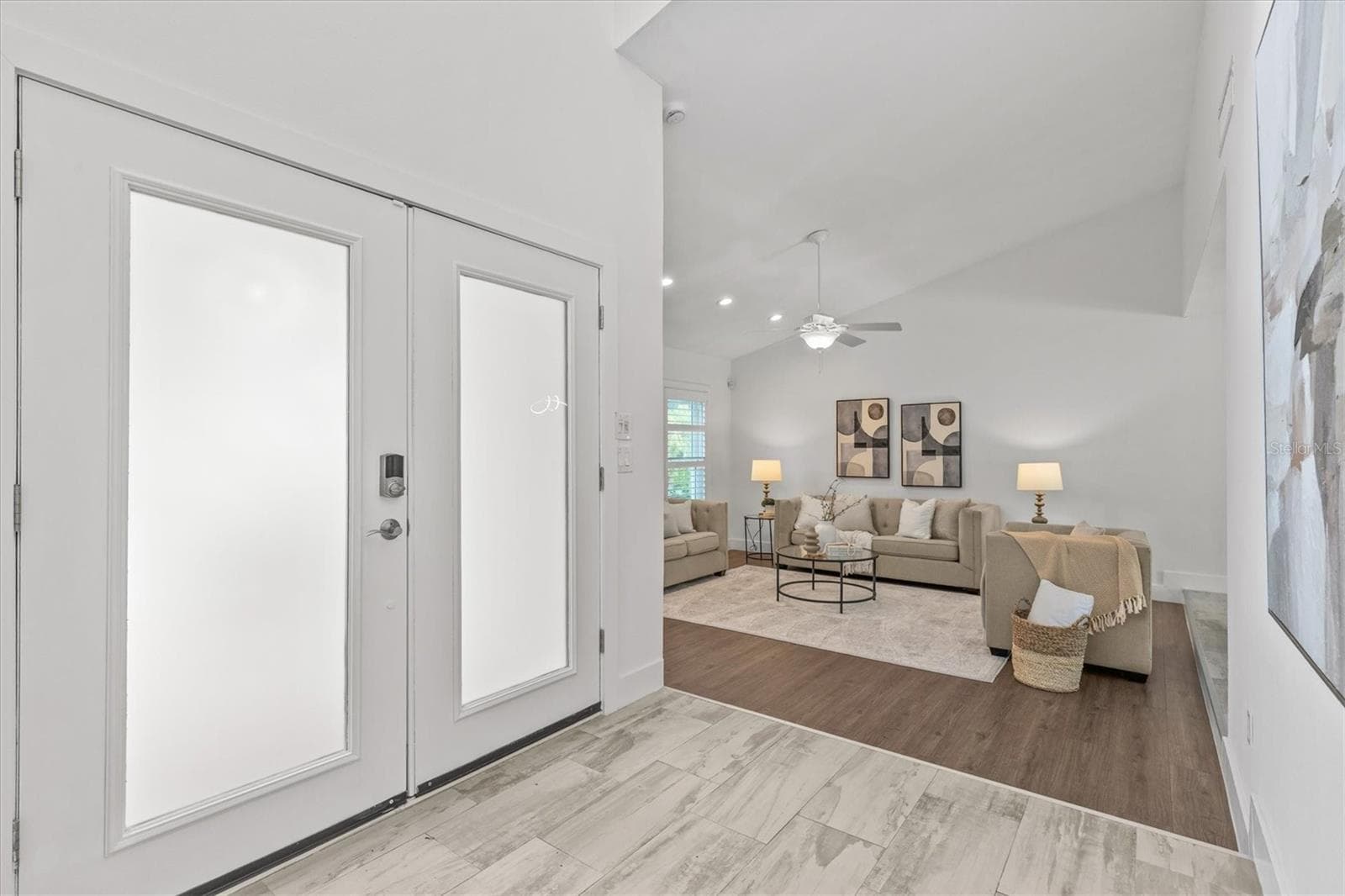 Entry looking into living room - 13915 WHISPERWOOD DR, CLEARWATER