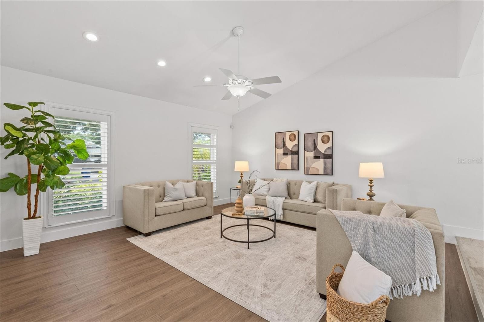Living rooom - 13915 WHISPERWOOD DR, CLEARWATER