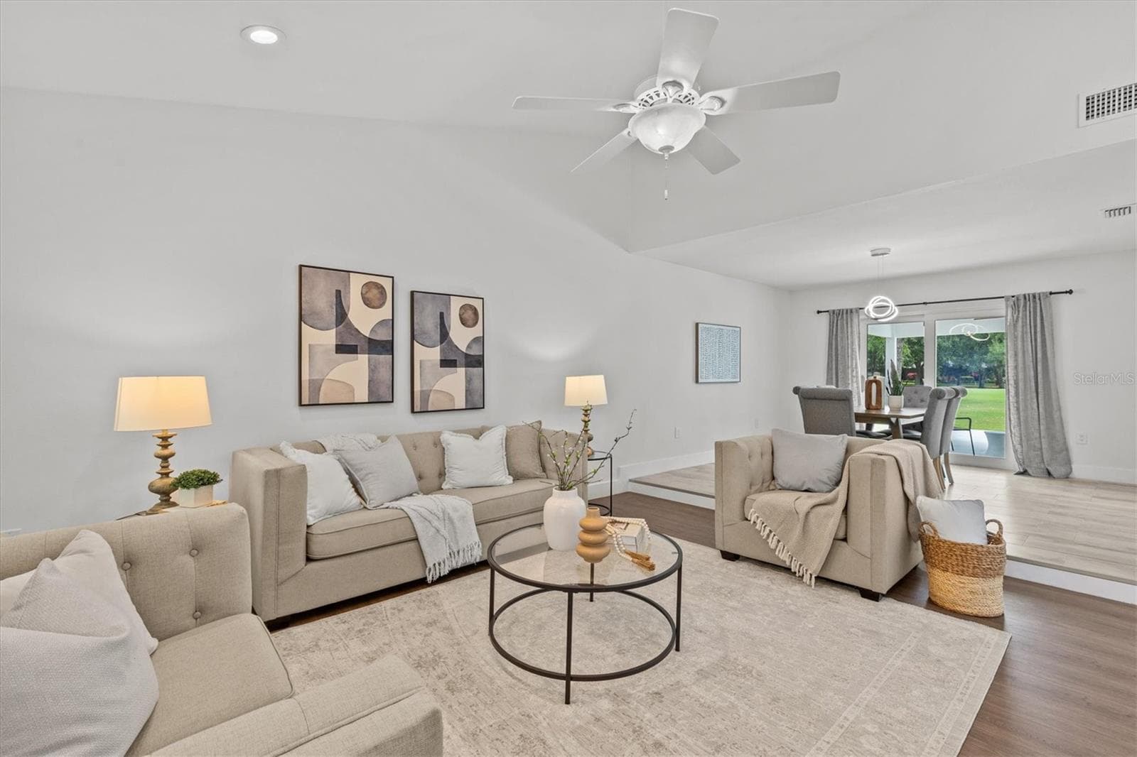 Living room - 13915 WHISPERWOOD DR, CLEARWATER