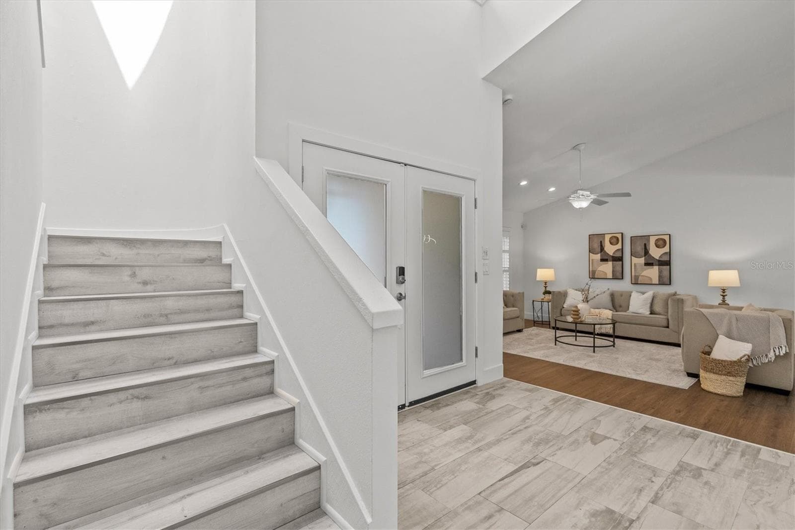 Entry staircase - 13915 WHISPERWOOD DR, CLEARWATER