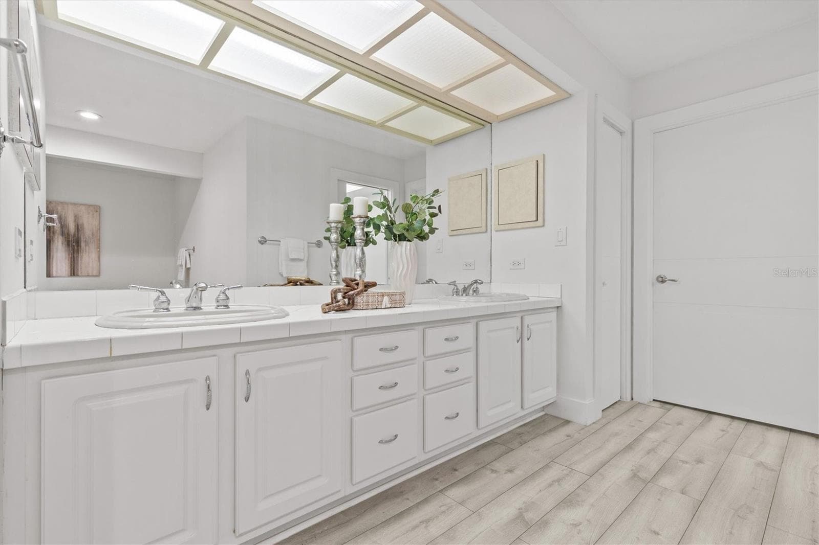 Primary bathroom - 13915 WHISPERWOOD DR, CLEARWATER