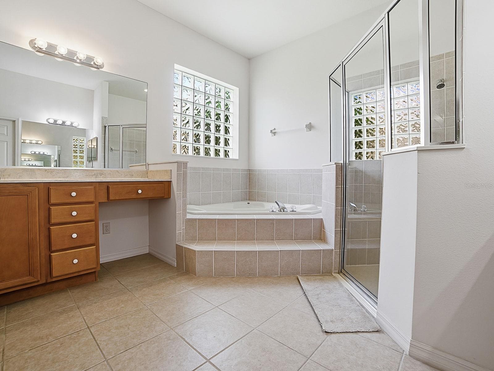 Owners Private Bathroom. 12 X 15 - 5106 CHANTICLEER DR, LEESBURG