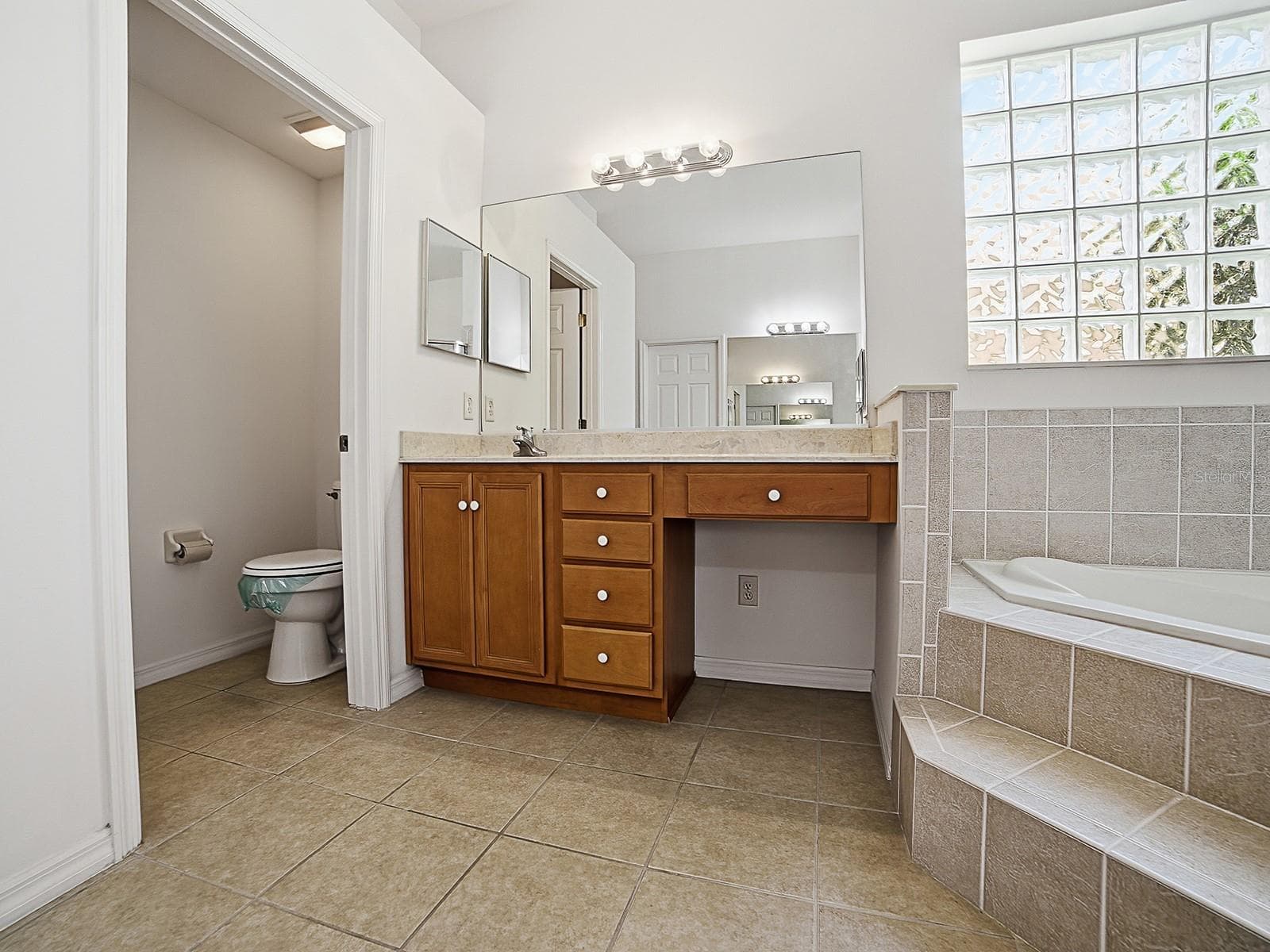 Owners Private Bathroom with Soaking Tub - 5106 CHANTICLEER DR, LEESBURG