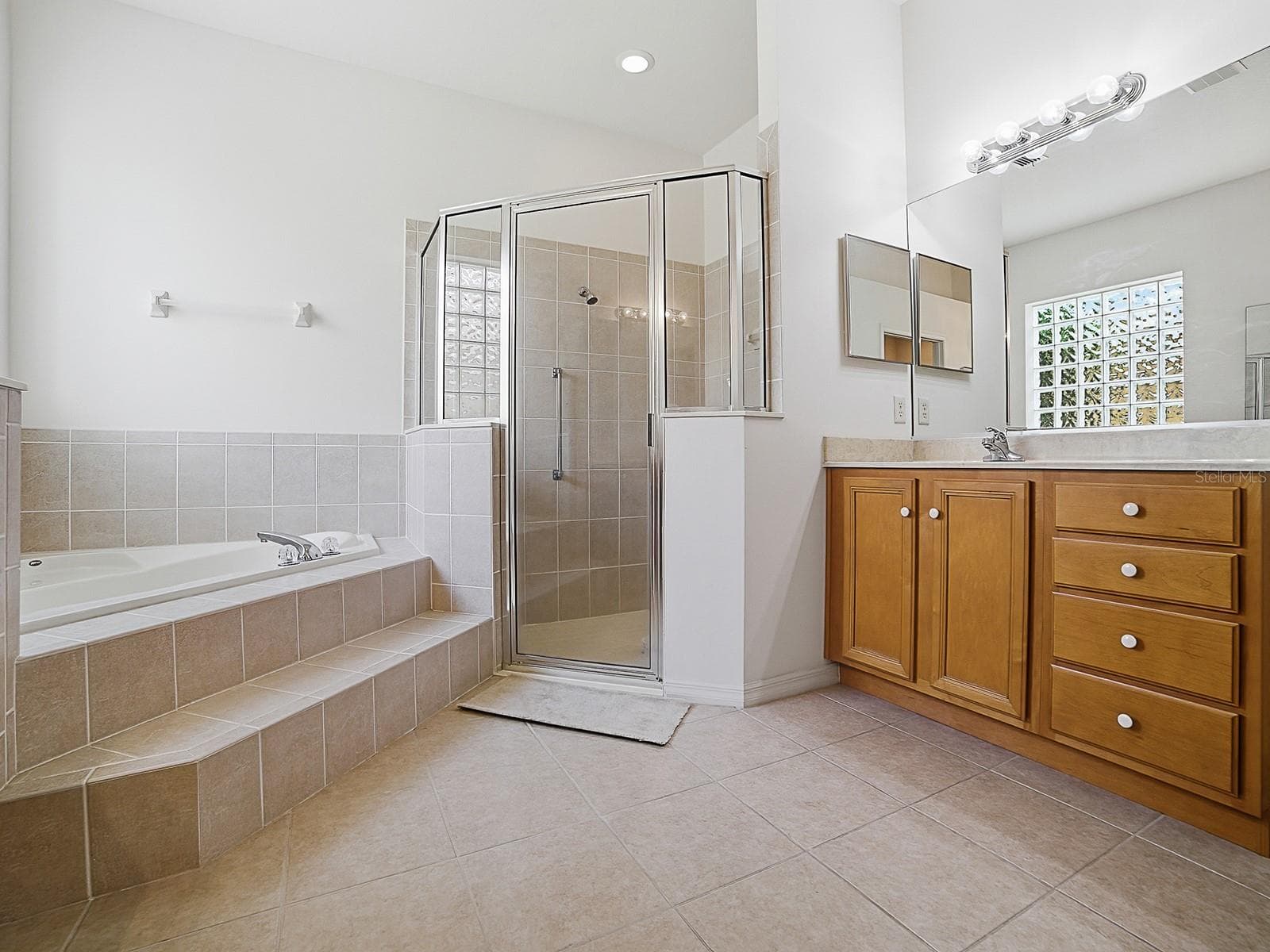 Large Walk In Shower. - 5106 CHANTICLEER DR, LEESBURG