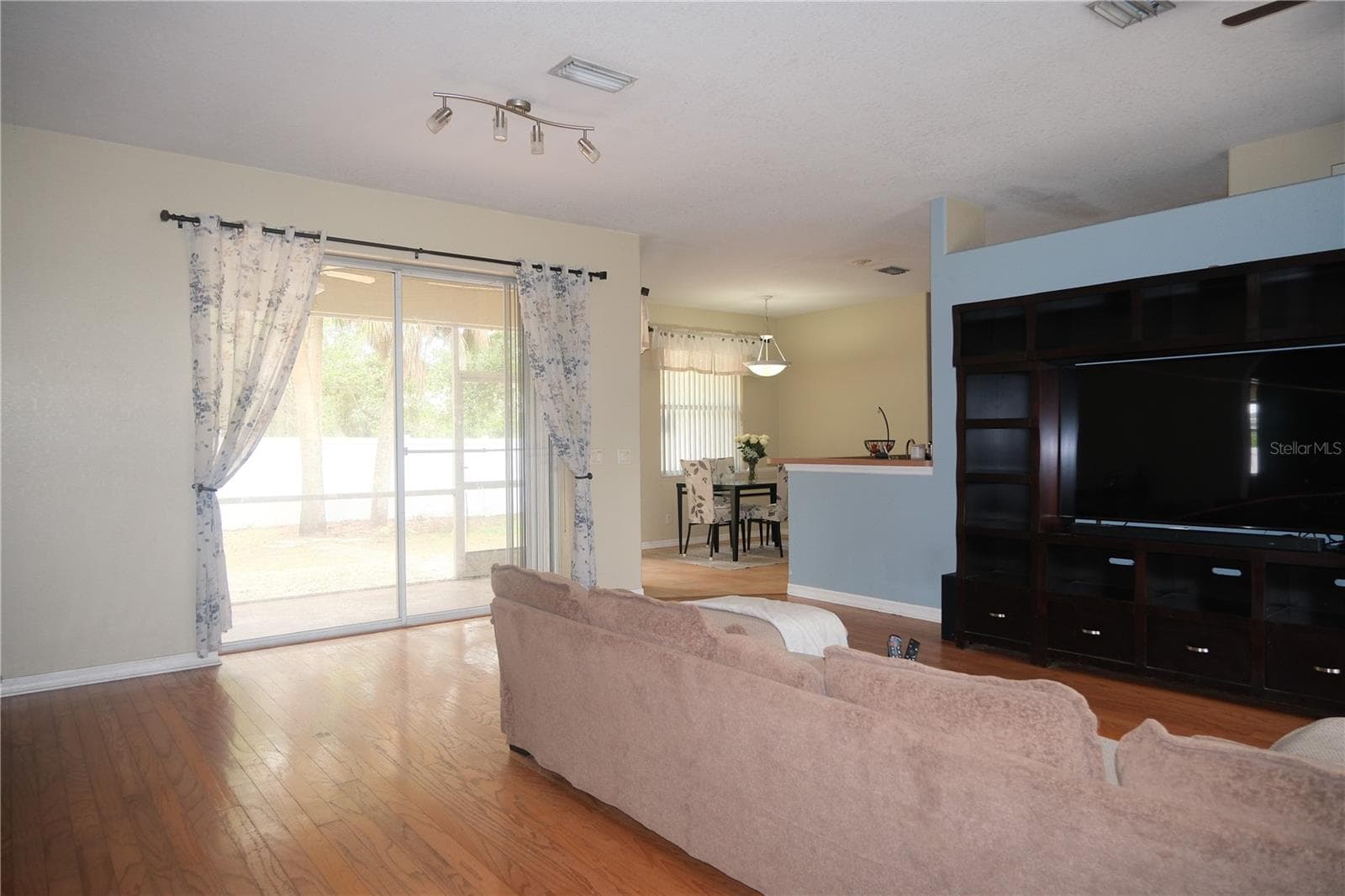 Open view from entryway into living room - 4491 CUTHBERT AVE, NORTH PORT