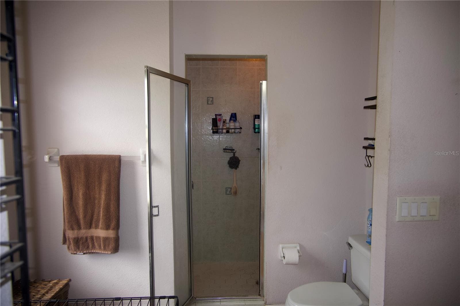 Shower entry - 4491 CUTHBERT AVE, NORTH PORT
