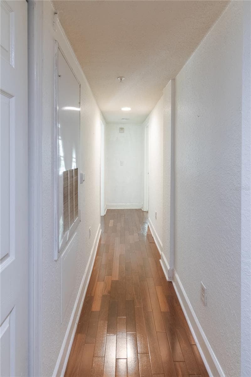Upstair Hallway - 202 E SOUTH ST #1044, ORLANDO