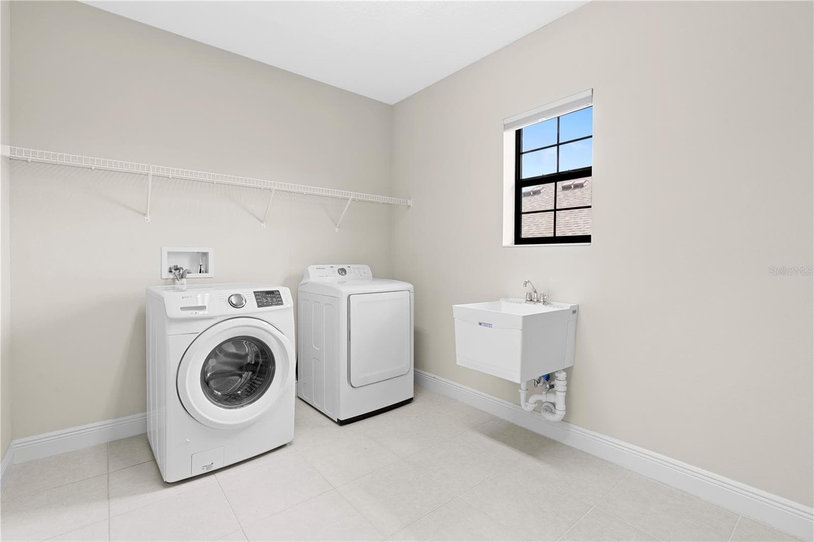 huge laundry room upstairs - 13830 MOONSTONE CANYON DR, RIVERVIEW