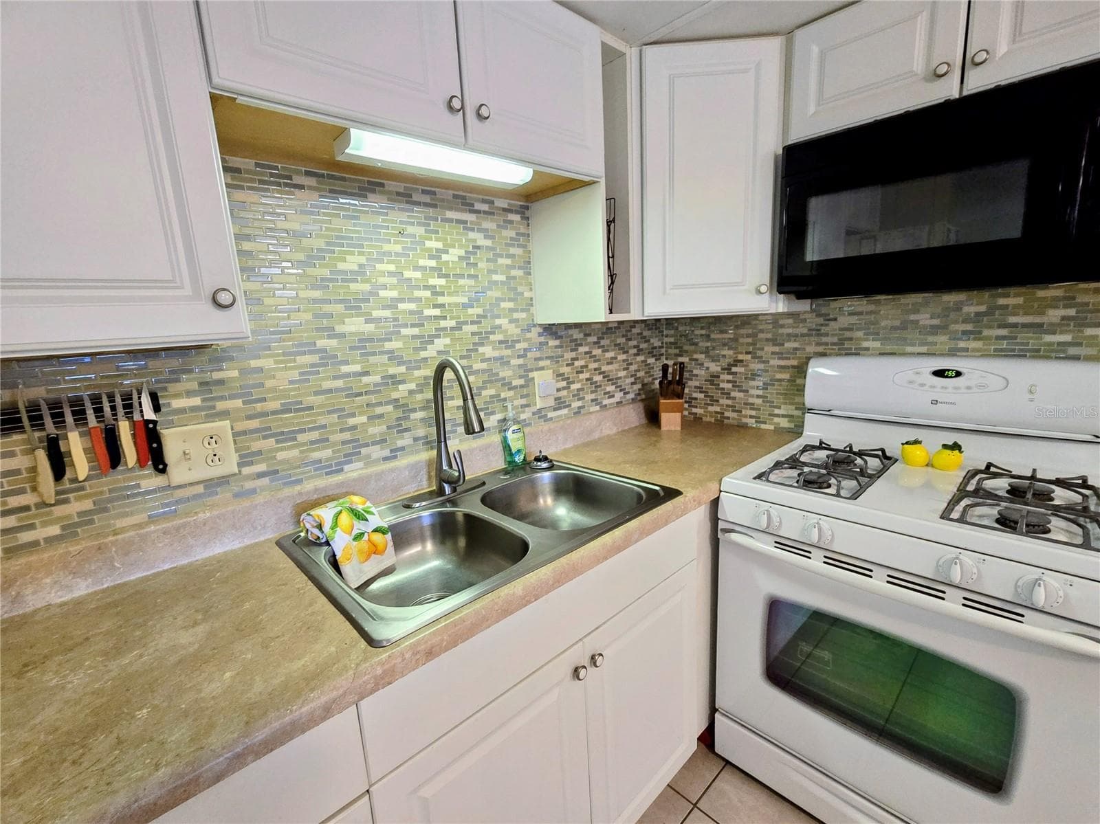 Manufactured Home at 6235 PARKSEND LN, ZEPHYRHILLS, photo 8 of 34