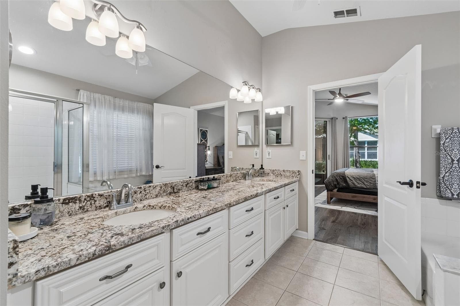 Primary bath - 5401 LOOKOUT PASS, WESLEY CHAPEL