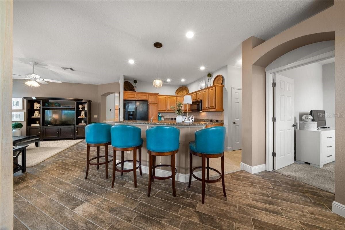 Island Seating for Entertaining - 1606 SNELLING AVE, THE VILLAGES